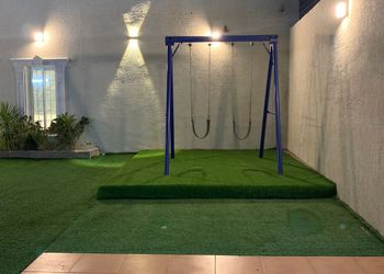 شاليه بمسطح اخضر وجلسة