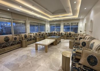 شاليه بجلسة خارجية ومسطح اخضر
