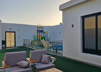 شاليه بجلسه خارجيه ومسبح والعاب مائية