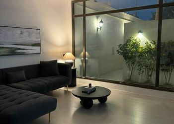 استديو بأثاث مريح وبسيط 