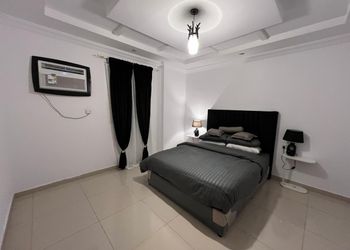 استديو بأثاث مريح وبسيط 