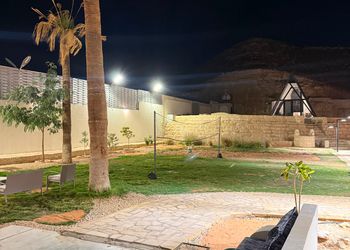 استراحة بمجلس وفناء خارجي 