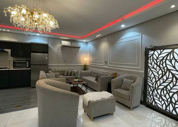شاليه بجلسة تطل على مسبح خارجي 