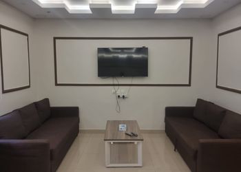 غرفة بسرير ماستر وجلسه جانبيه 