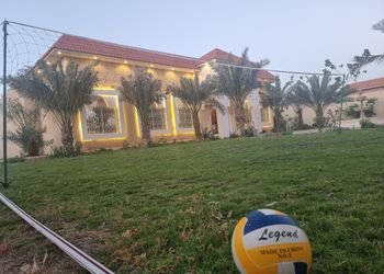 استراحة بمسطح اخضر وجلسه خارجيه