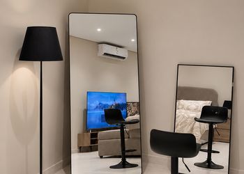 استديو بأثاث مريح وبسيط 