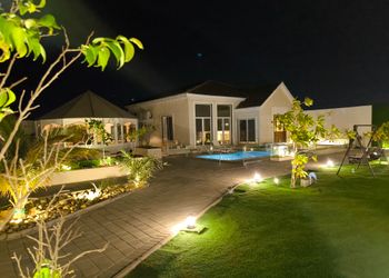استراحة بجلسة مطلة على مسبح 