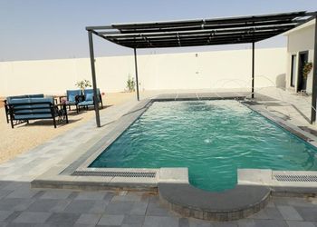 استراحة بمجلس وفناء خارجي 