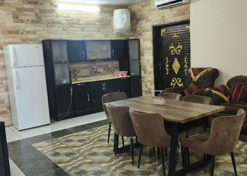 استراحة بمسطح اخضر ومسبح خارجي
