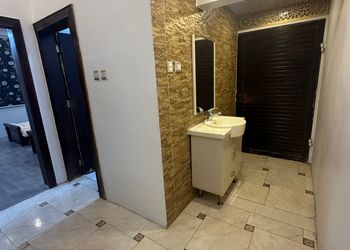 شقة بصالة وثلاث غرف نوم 