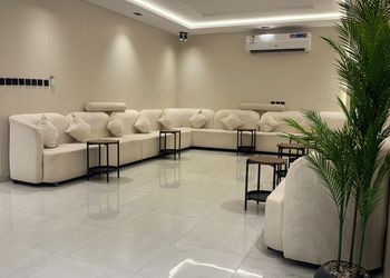 شاليه بجلسة خارجية ومسطح اخضر