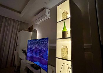 استديو أنيق بجلسة واسعة ومرتبة