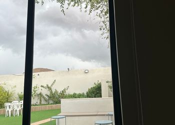 شاليه بجلسة مطلة على الحديقة
