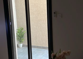 استديو بسرير مريح وتصميم هادئ 