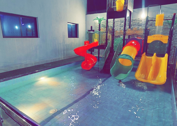 استراحة بمسبح بألعاب مائيه 