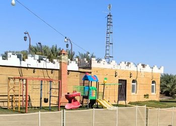 مزرعة بمسطح اخضر وبيت شعر