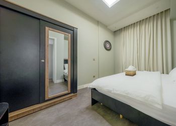 شقه مودرن تقع في برج سكني فاخر