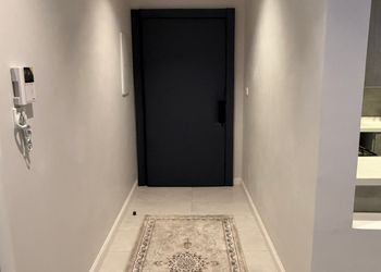 شقة بغرفة معيشة وغرفتين نوم 