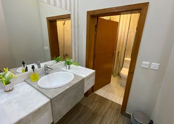 شاليه بمسطح اخضر ومسبح
