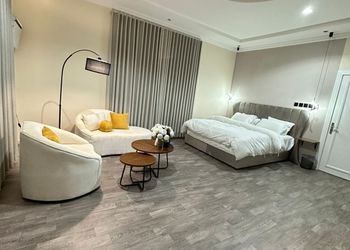 استديو بأثاث مريح وبسيط 