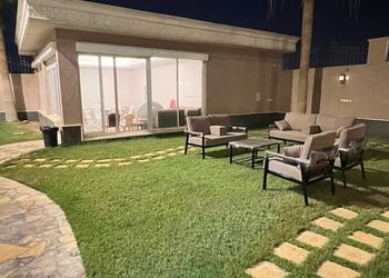 شاليه بمسطح اخضر وجلسة خارجية 