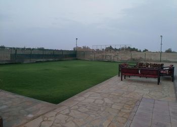 استراحة بمسطح اخضر وجلسه خارجيه