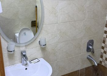 استديو بأثاث مريح وبسيط 