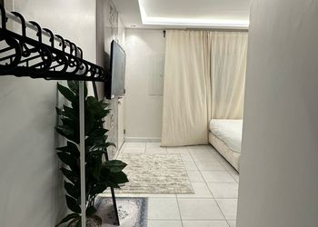 استديو بأثاث مريح وبسيط 