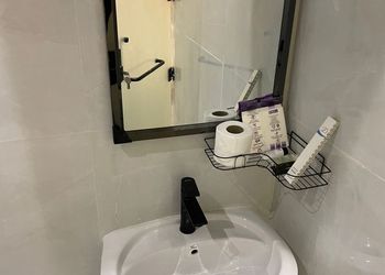 استديو بأثاث مريح وبسيط 