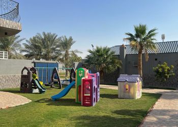 استراحة بمسطح اخضر و العاب اطفال