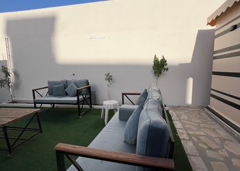 شاليه بجلسة خارجية ومسطح اخضر