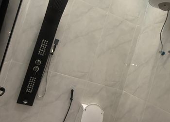 شاليه بمسطح اخضر وجلسة خارجية 