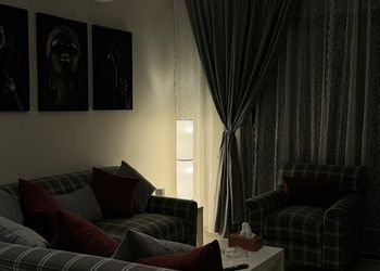 شقة بصالة وثلاث غرف نوم وباثاث بسيط