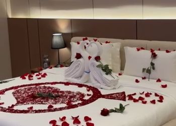 شاليه بمجلس مطل على مسبح  