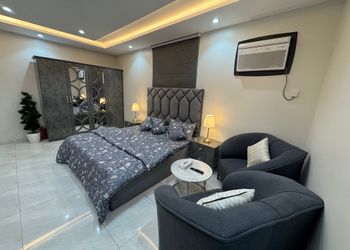 استديو بأثاث مريح وبسيط 