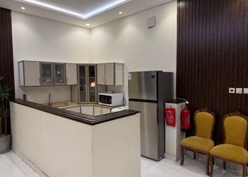 شاليه بمسطح اخضر وجلسة خارجية 