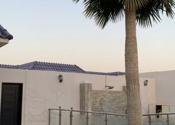 شاليه بمسطح اخضر وجلسة خارجية 