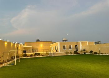 استراحة بمجلس وفناء خارجي 