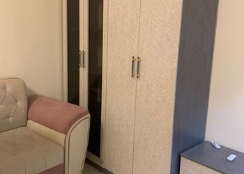 شقة بصالة جلوس وغرفتين نوم 