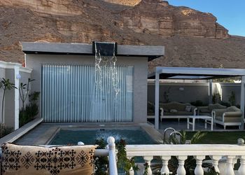 شاليه بمسبح تدفئة واسطبل خيل