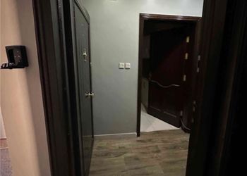 شقة بغرفة معيشة وغرفتين نوم 