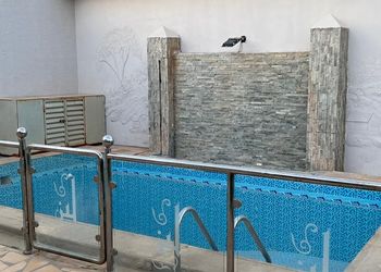 شاليه بمسطح اخضر وجلسة خارجية 