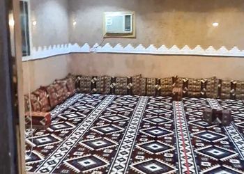 شاليه بجلسة خارجية على المسبح 