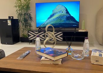 استديو بأثاث مريح وبسيط 