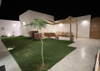 شاليه بجلسة خارجية ومجالس