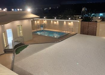 استراحة بجلسة مطلة على المسبح 