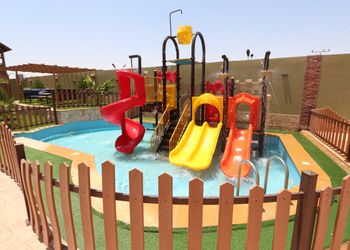 كوخ بجلسة خارجية وألعاب مائية