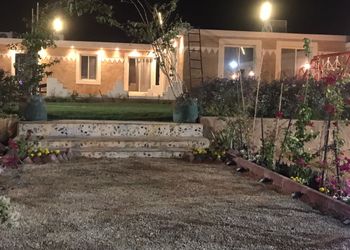شاليه بمسطح اخضر وجلسة خارجية 