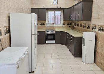 شاليه بمسطح اخضر وجلسة خارجية 