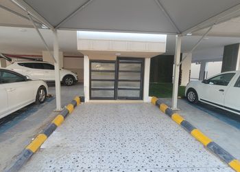 استديو هادئ بسرير وطاولة طعام